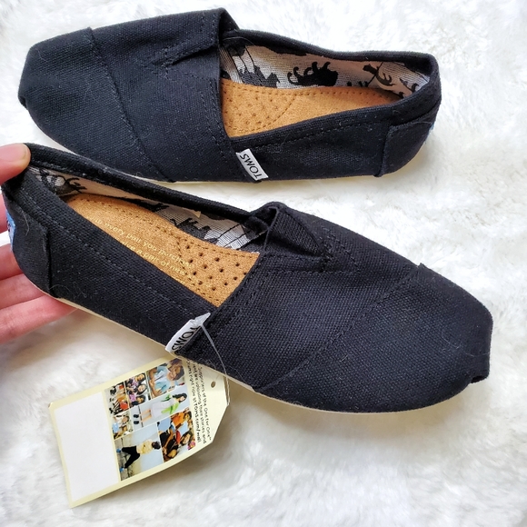 (SOLD) TOMS Animal Print Canvas Slip ons - Picture 2 of 15